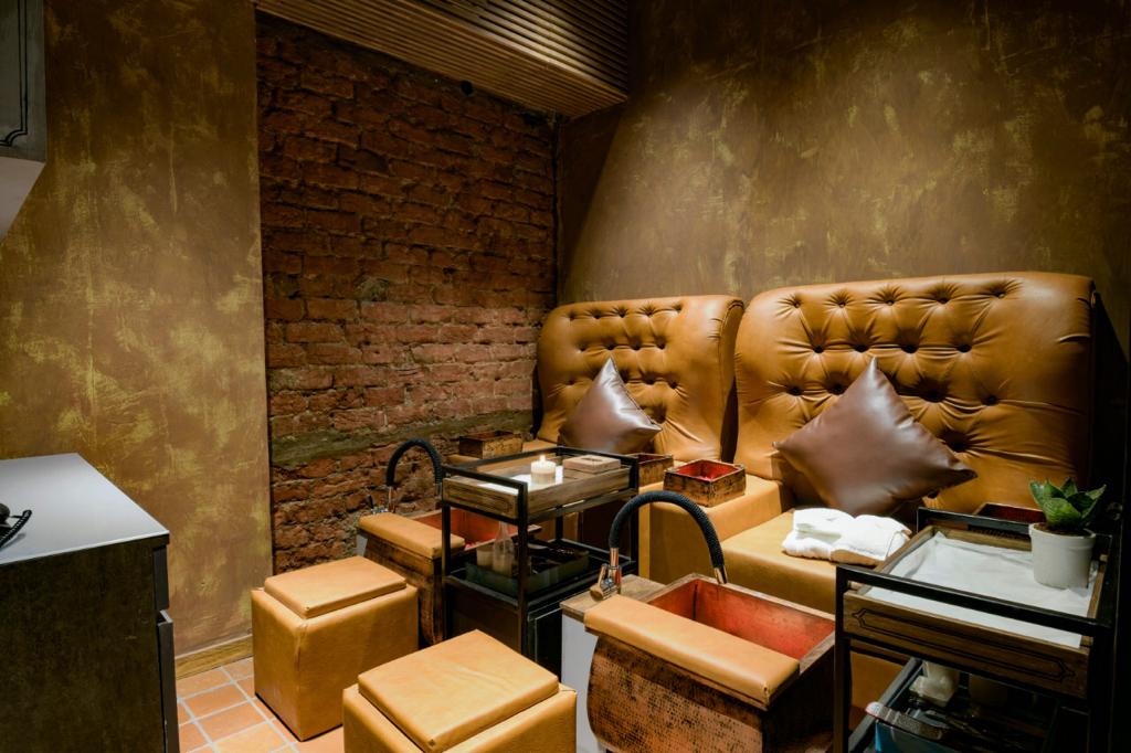 Shades and Mirrors - Best Salon in Ahmedabad